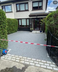 Resin driveway with cobble border