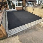 Front garden tarmac driveway with cobble border